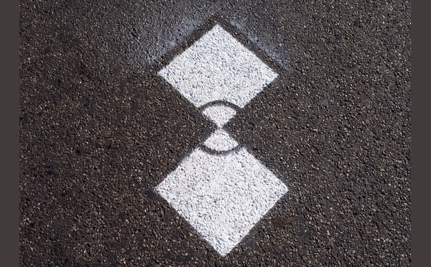 Wat betekent dit symbool op het wegdek?