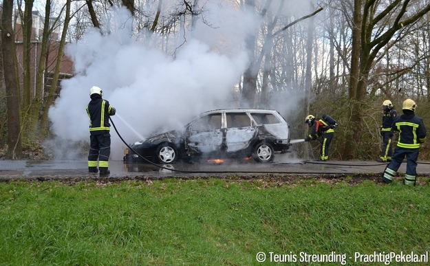 Brandweer Pekela blust autobrand aan Beneden Veensloot